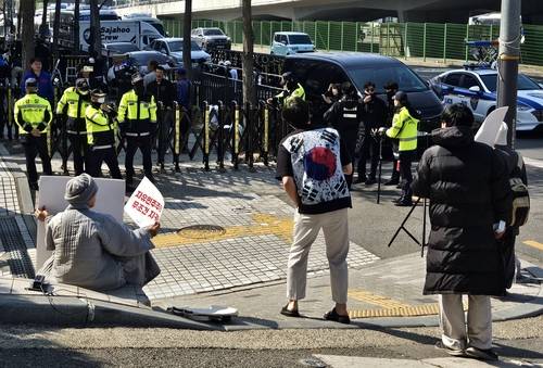 한남동 관저 앞 윤 전 대통령 지지자들 (서울=연합뉴스) 정윤주 기자 = 11일 오전 서울 용산구 한남동 대통령 관저 앞에서 윤석열 전 대통령 지지자들이 자리를 지키고 있다. 2025.4.11 jungle@yna.co.kr
