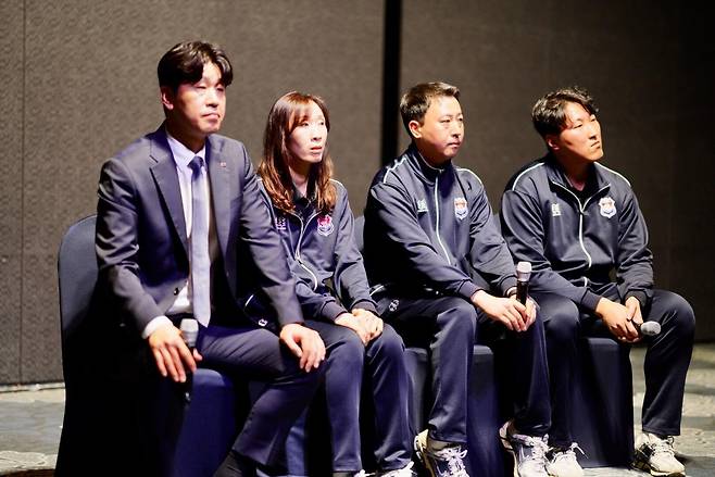 폭행 혐의 피소에 해명하는 김종민 한국도로공사 감독(맨 왼쪽) [촬영 이동칠]