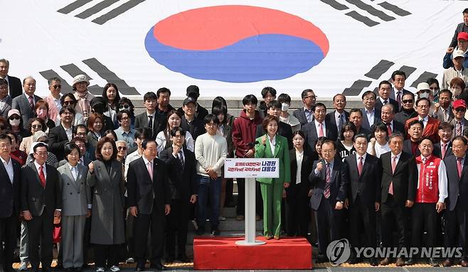 나경원 의원, 대선 출마선언 (서울=연합뉴스) 박동주 기자 = 국민의힘 나경원 의원이 11일 서울 여의도 국회 본청 앞 계단에서 대선 출마 선언을 하고 있다. 2025.4.11 pdj6635@yna.co.kr