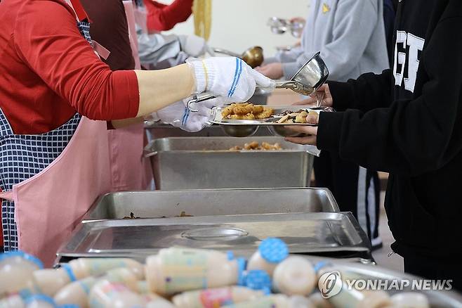 급식 배식 받는 둔산여고 학생들 (대전=연합뉴스) 이주형 기자 = 대전 서구 둔산여고가 지난 2일부터 저녁 급식 제공을 중단한 가운데, 11일 오후 이 학교 급식실에서 학생들이 점심을 받고 있다. 2025.4.11 coolee@yna.co.kr