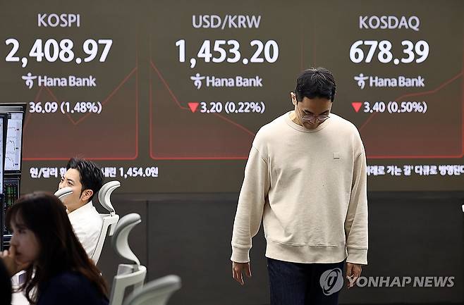 코스피 미중 관세갈등 격화에 2,400선 하락 출발 (서울=연합뉴스) 윤동진 기자 = 코스피가 미국과 중국의 관세 전쟁 격화에 전날 상승분을 반납하며 2,400선에서 하락 출발한 11일 서울 하나은행 본점 딜링룸에서 딜러들이 업무를 보고 있다. 2025.4.11 mon@yna.co.kr