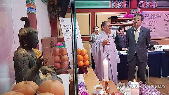 일본 돌아갈 고려 불상 살펴보는 주한 일본대사 (서산=연합뉴스) 정윤덕 기자 = 미즈시마 고이치 주한 일본대사가 11일 충남 서산 부석사를 찾아 주지 원우 스님의 설명을 들으며 다음 달 일본으로 돌아갈 고려시대 금동관세음보살좌상을 살펴보고 있다. 2025.4.11 cobra@yna.co.kr