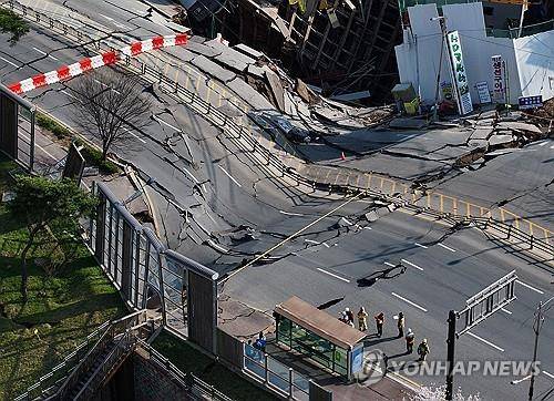 광명 신안산선 공사장 지하 붕괴 사고 현장 (광명=연합뉴스) 홍기원 기자 = 11일 경기도 광명시 일직동 신안산선 공사 현장에서 붕괴 사고가 발생했다. 경기 광명경찰서 등에 따르면 이날 오후 3시 17분께 광명 양지사거리 부근 신안산선 제5-2공구 현장에서 붕괴 사고가 발생했다. 사진은 사고 현장 모습. 2025.4.11