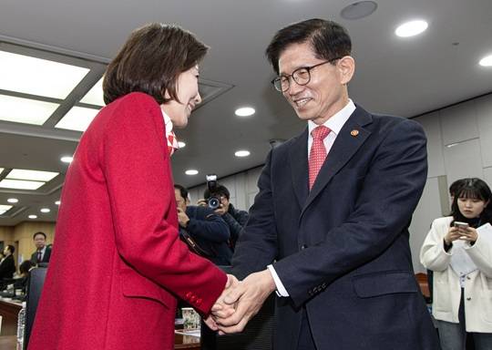 지난 2월 19일 오전 김문수 고용노동부 장관과 나경원 국민의힘 의원이 서울 여의도 국회 의원회관에서 열린 '2030·장년 모두 Win-Win하는 노동개혁' 대토론회에서 만나 악수하고 있다. (사진=뉴스1)