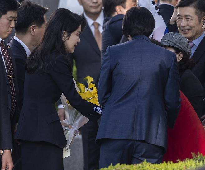 윤석열 전 대통령 부인 김건희 여사가 11일 윤 전 대통령과 한남동 관저를 떠나 사저가 있는 서초구 아크로비스타에 도착해 환영을 받고 있다 (사진=연합뉴스)