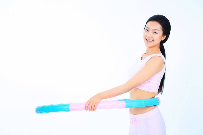 훌라후프는 허리 운동과 뱃살 빼기에 효과적이다. 훌라후프를 30분 정도 돌리면 300칼로리를 소모할 수 있다. [사진= 게티이미지뱅크]