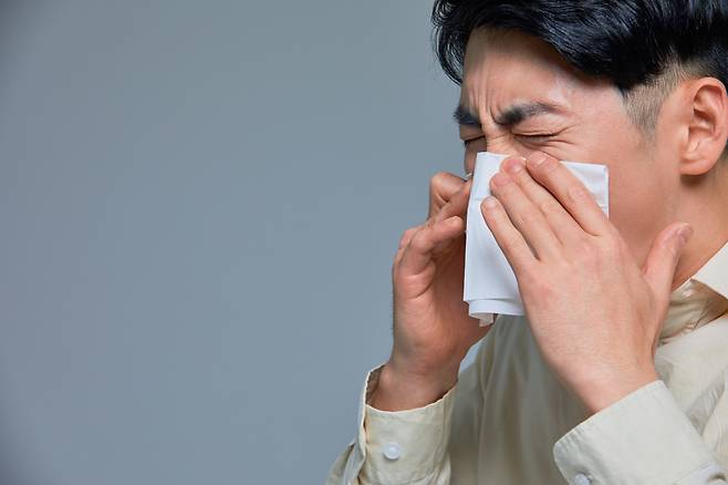 코막힘은 공기의 통로인 코점막이 부어오르면서 나타나는 증상으로, 숨쉬기를 어렵게 만들어 일상생활은 물론 숙면까지 방해해 피로와 두통, 집중력 저하를 유발하기 쉽다. [사진= 게티이미지뱅크]
