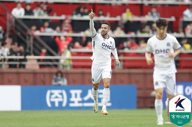 안양 모따가 12일 포항전에서 득점 후 세리머니하고 있다. 사진 | 한국프로축구연맹