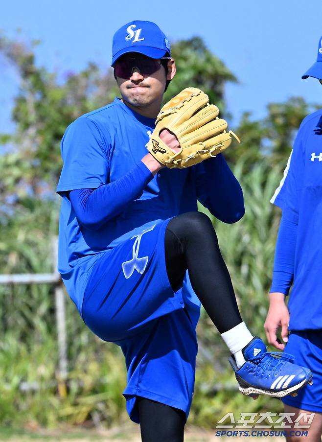 1일 일본 오키나와 아카마구장에서 열린 LG와 삼성의 연습경기, 삼성 백정현이 수비훈련을 하고 있다. 오키나와(일본)=허상욱 기자 wook@sportschosun.com/2025.03.01/