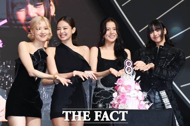 블랙핑크의 로제(왼쪽)와 제니, 지수, 리사(왼쪽부터)가 9일 오후 서울 영등포구 타임스퀘어에서 열린 '블랙핑크 월드투어 본 핑크 인 시네마' 핑크카펫에 참석해 포즈를 취하고 있다. /서예원 기자