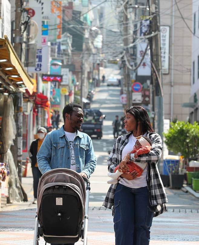 11일 오후 서울 관악구 대학동 고시촌을 거닐고 있는 콩고민주공화국 출신 외국인 부부. 남편은 유모차를 끌고 아내는 어린아이를 안고 있다. 이들 부부는 “다른 서울 도심보다 집값이나 식사 비용 등이 저렴한 고시촌에 최근 자리를 잡았다”고 했다. /박성원 기자