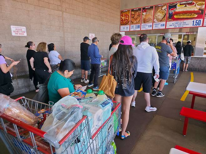 10일  캘리포니아 글렌데일 코스트코 홀세일 매장의 푸드 코트에서 고객들이 줄을서서 기다리고 있다./AP 연합뉴스