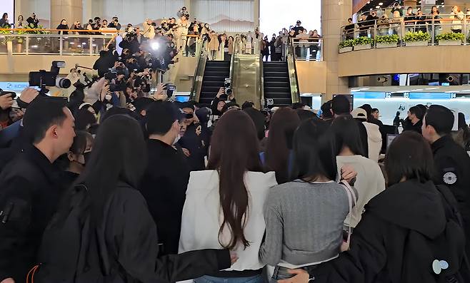 지난달 29일 신인 걸그룹 하츠투하츠가 김포공항 출국장에 도착하자 인파가 몰리며 일대 혼잡이 빚어졌다. /유튜브