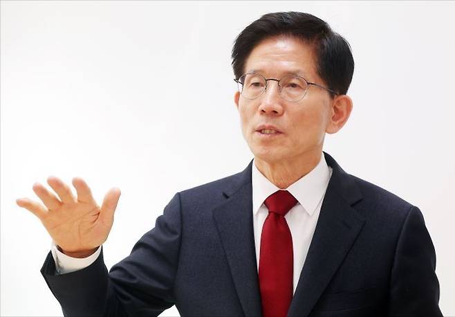 21대 대선 출마를 선언한 국민의힘 대권주자 김문수 전 고용노동부 장관이 11일 오후 서울 여의도 대하빌딩에 마련된 캠프 사무실에서 데일리안과 인터뷰를 하고 있다. ⓒ데일리안 홍금표 기자