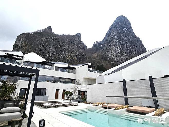 5월에 문을 여는 울릉도 추산마을 코스모스 리조트의 빌라 쏘메. 송곳처럼 생겨 송곳봉으로도 불리는 추산이 보인다.