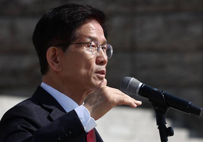 대선 출마를 선언한 김문수 전 고용노동부 장관이 11일 오전 서울 여의도 국회 본청 앞에서 열린 ‘연금개악 규탄집회’에서 발언하고 있다. 2025.4.11 뉴스1