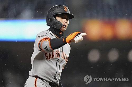 선제 결승 3점 홈런을 치고 동료들에게 세리머니하는 이정후. [AP=연합뉴스]