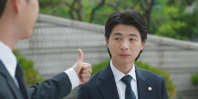IMG_9624_20250412124313.jpg 다 같은 배우.....(feat.하이퍼나이프)