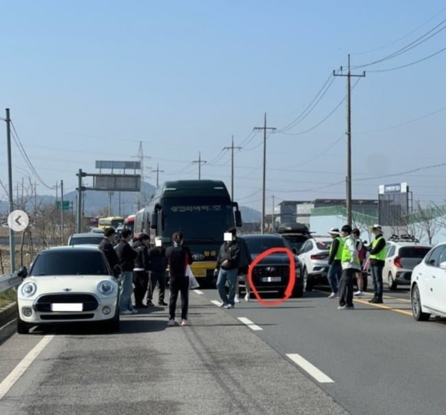 도로 한가운데 주차하고 마라톤 뛴 사람들