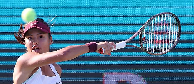 2022년 9월21일 서울 송파구 올림픽공원 테니스코트에서 열린 여자프로테니스(WTA) 투어 하나은행 코리아오픈 단식 32강전에서 에마 라두카누가 공을 받아치고 있다. 연합뉴스