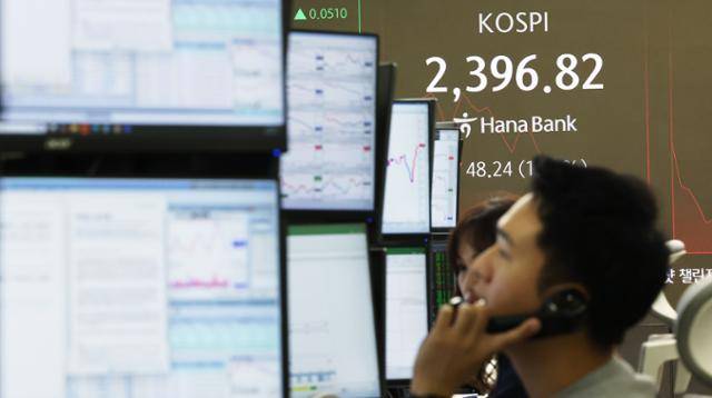 11일 서울 중구 하나은행 본점 딜링룸 전광판에 코스피 지수가 장 초반 2,400 아래로 표시되고 있다. 뉴스1