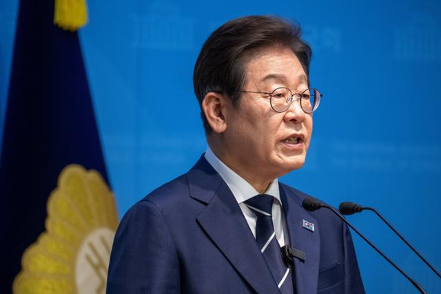 제21대 대통령선거에 출마를 선언한 이재명 더불어민주당 전 대표가 지난 11일 오전 서울 여의도 국회 소통관에서 기자회견을 열고 비전 및 캠프 인선을 발표하고 있다. 최원석 기