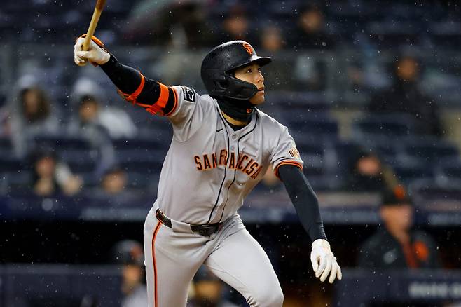 <yonhap photo-2423=""> NEW YORK, NEW YORK - APRIL 11: Jung Hoo Lee #51 of the San Francisco Giants hits a three-run home run in the first inning against the New York Yankees at Yankee Stadium on April 11, 2025 in New York City. Mike Stobe/Getty Images/AFP (Photo by Mike Stobe / GETTY IMAGES NORTH AMERICA / Getty Images via AFP)/2025-04-12 09:19:07/ <저작권자 ⓒ 1980-2025 ㈜연합뉴스. 무단 전재 재배포 금지, AI 학습 및 활용 금지></yonhap>