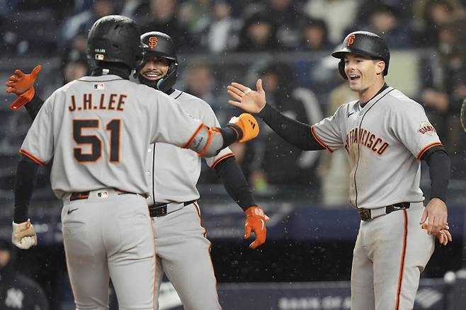 <yonhap photo-2441=""> San Francisco Giants' Jung Hoo Lee, left, celebrates with Willy Adames and Mike Yastrzemski, right, after they scored on a three-run home run by Lee during the first inning of a baseball game against the New York Yankees Friday, April 11, 2025, in New York. (AP Photo/Frank Franklin II)/2025-04-12 09:28:02/ <저작권자 ⓒ 1980-2025 ㈜연합뉴스. 무단 전재 재배포 금지, AI 학습 및 활용 금지></yonhap>