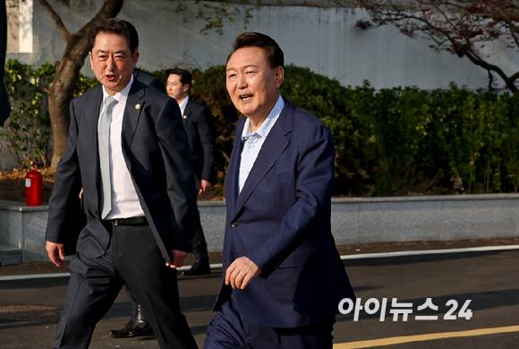 윤석열 전 대통령이 11일 오후 서울 용산구 한남동 대통령 관저를 떠나 서초동 사저로 이동하며 지지자들과 인사를 하고 있다. [사진=정소희 기자]