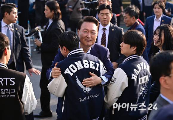 윤석열 전 대통령이 11일 오후 서울 용산구 한남동 대통령 관저를 떠나 서초동 사저로 이동하며 지지자들과 인사를 하고 있다. [사진=정소희 기자]