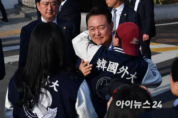 윤석열 전 대통령이 11일 오후 서울 용산구 한남동 대통령 관저를 떠나 서초동 사저로 이동하며 지지자들과 인사를 하고 있다. [사진=정소희 기자]