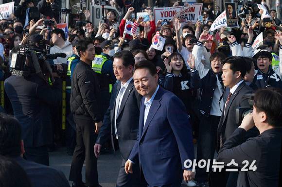 윤석열 전 대통령이 11일 오후 서울 용산구 한남동 대통령 관저를 떠나 서초동 사저로 이동하며 지지자들과 인사를 하고 있다. [사진=정소희 기자]