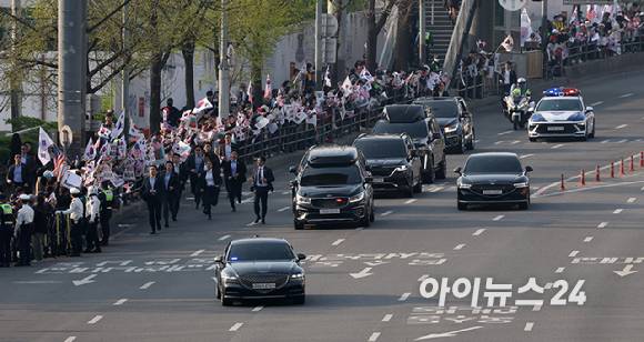 윤석열 전 대통령과 김건희 여사가 탄 차량이 11일 오후 서울 용산구 한남동 대통령 관저를 떠나 서초동 사저로 이동하고 있다. [사진=정소희 기자]