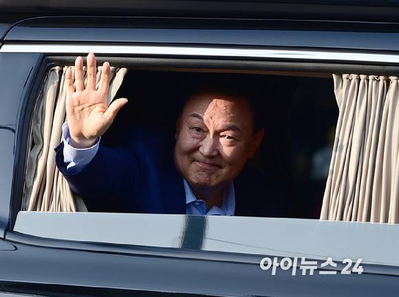 윤석열 전 대통령이 11일 오후 서울 용산구 한남동 대통령 관저를 떠나 서초동 사저로 이동하며 지지자들과 인사를 하고 있다. [사진=정소희 기자]
