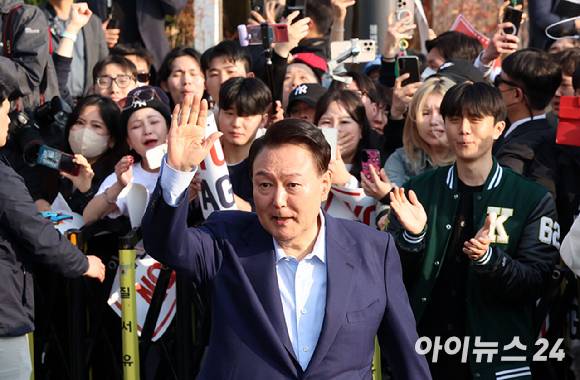 윤석열 전 대통령이 지난 11일 서울 용산구 한남동 대통령 관저를 떠나 서초동 사저로 이동하며 지지자들에게 인사하고 있다. [사진=정소희 기자]