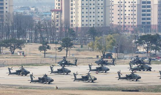 경기도 평택시 캠프 험프리스에 주한미군의 아파치 공격헬기가 보인다. 캠프 험프리스는 해외 미군 기지 중 가장 크다. 연합뉴스
