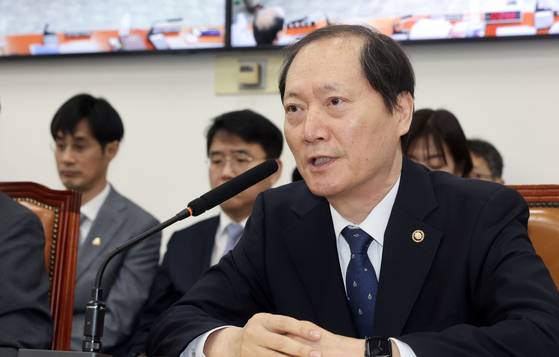 한덕수 대통령 권한대행으로부터 헌법재판소 재판관 후보로 지명된 이완규 법제처장이 9일 국회 법제사법위원회 전체회의에 출석해 의원 질의에 답변하고 있다. 김성룡 기자.