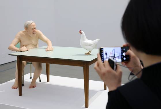 암탉과 노인의 기묘한 대치 상태를 정교하게 만든 '치킨/맨'(2009). 뉴스1