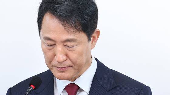오세훈 서울시장이 12일 오전 서울 여의도 국민의힘 당사에서 가진 긴급 기자회견에서 대선 불출마 선언을 하고 있다. 뉴스1