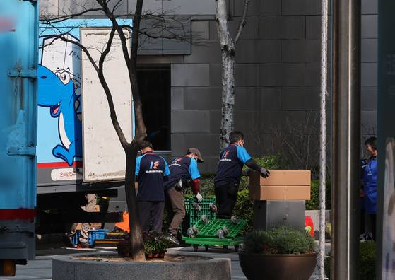 11일 윤석열 전 대통령 사저인 서울 서초구 아크로비스타에 윤 전 대통령의 이삿짐이 옮겨지고 있다.  윤 전 대통령은 이날 오후5시 한남동 관저를 떠나 서초동 사저로 옮긴다. 뉴스1