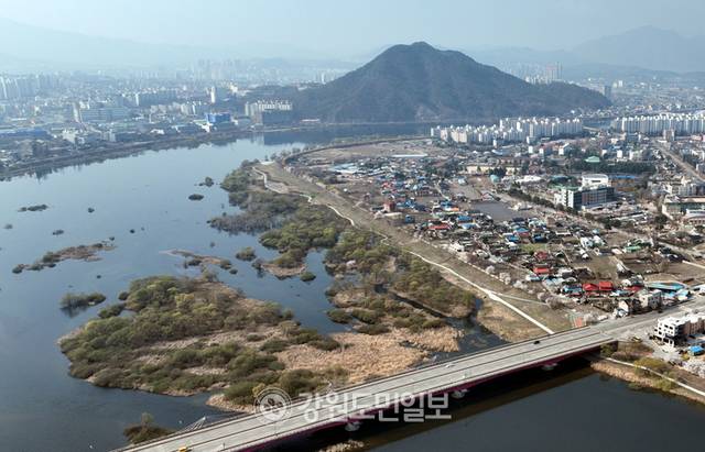▲ 4월이 시작되며 찾아오 봄바람에 나무와 꽃들이 봄소식을 전하고 있다. 10일 춘천 소양강 주변에 나무들에 초록의 옷을 입어 봄기운이 깊어감을 느끼게 하고 있다. 김정호