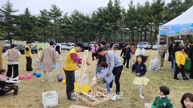 ▲ 12일 속초 영랑호 잔디광장 일원에서 열린 ‘영랑호 벚꽃축제’ 행사장에 많은 시민과 관광객들이 몰려 성황을 이루고 있다.