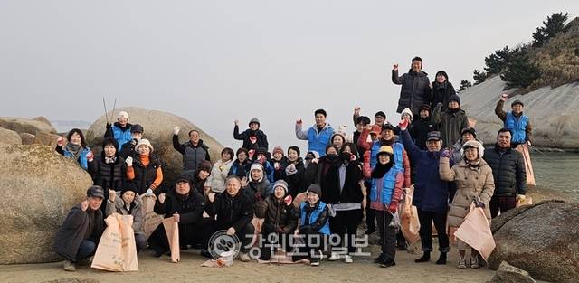 ▲ 최북단 고성군 죽왕면 송지호 해변과 무인도 대섬을 연결하는 바닷길이 열려 눈길을 끌고 있다. 고성지역의 봉사단체인 ‘맨발행복’ 회원들이 밀려든 해양쓰레기를 치운 후 동해안의 홍해로 불리는 이곳의 관광자원화를 기원했다.