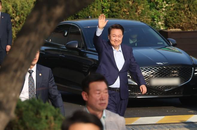▲ 손 흔들며 관저 나서는 윤 전 대통령 [연합뉴스] 