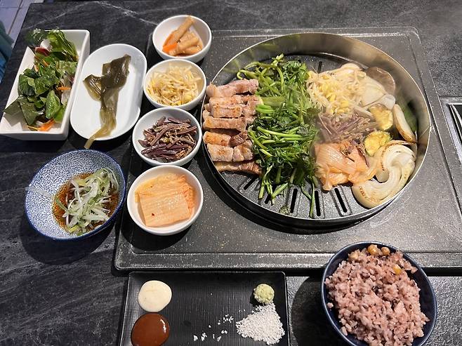 The minari samgyeopsal -- pork belly -- set is served at Jukmagodon in Jongno-gu, central Seoul. (Park Jun-hee/The Korea Herald)
