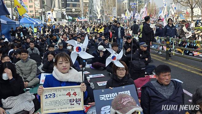 서울 안국역 6번출구 앞 윤석열즉각퇴진·사회대개혁 비상행동(비상행동) 집회에 모인 지지자들. 유희태 기자