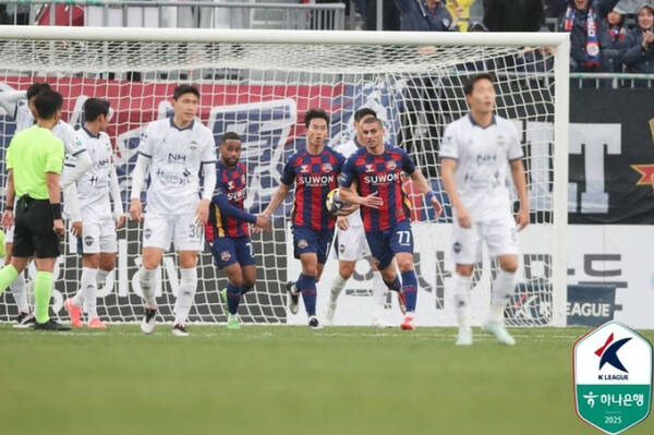 12일 수원종합운동장에서 열린 프로축구 K리그1 김천 상무와의 8라운드 경기서 후반 동점골을 넣은 수원FC 윤빛가람(가운데)이 동료들과 기뻐하고 있다. 한국프로축구연맹 제공