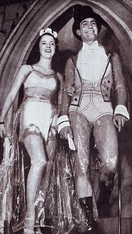 JYP보다 무려 60년쯤 먼저 등장한 ‘비닐바지’ 고조할아버지 자키. 1935년 미국 시카고에서 열린 자키의 신제품 설명회에서 투명한 소재로 된 겉옷을 입은 모델들이 소변구가 달린 최초의 남성용 속옷 ‘자키 Y-프론트’를 소개하고 있다. 고개 드세요 박진영씨, 비닐바지단이 당신과 함께합니다. [사진 출처=맨 매거진 1938년 7월호]