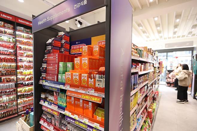 서울 중구 명동 CU 편의점에서 방문객들이 건강기능식품을 살펴보고 있다. 2025.3.12  [사진 = 연합뉴스]