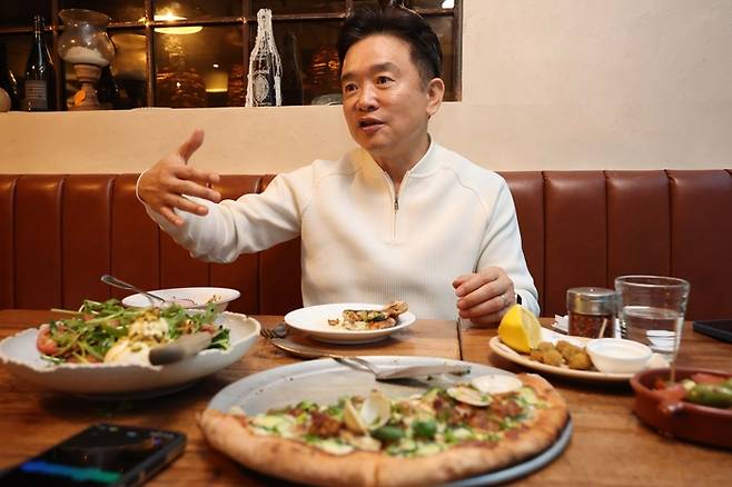 남경필 마약예방치유단체 ‘은구’ 대표가 단골집으로 꼽은 서울 청담동 레스토랑 시고로에서 매일경제와 인터뷰하고 있다. [한주형 기자]